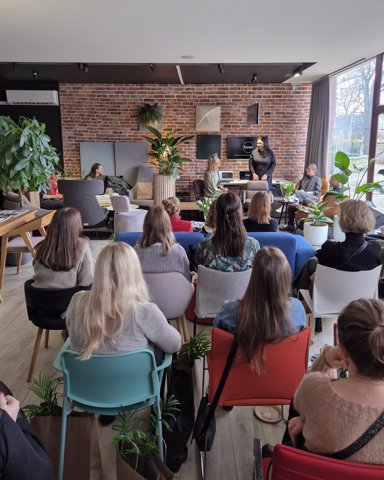 Śniadanie dla Architektów: O Sztuce Wprowadzania Zieleni do Wnętrz